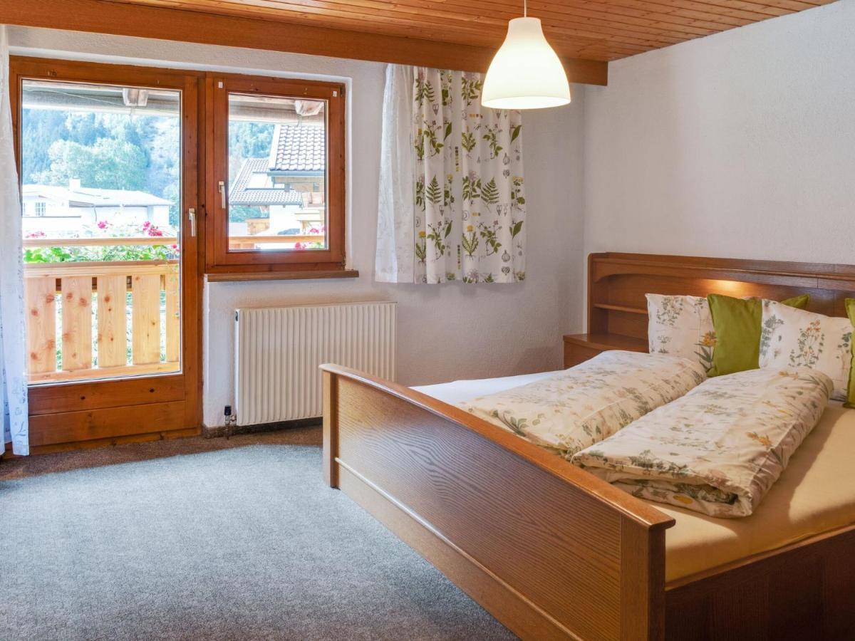 Vintage Holiday Home Near The Ski Bus Stop Langenfeld Bagian luar foto